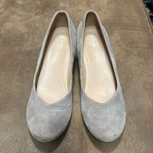 Clark’s artisan leather upper balance man made wedge tan suede.